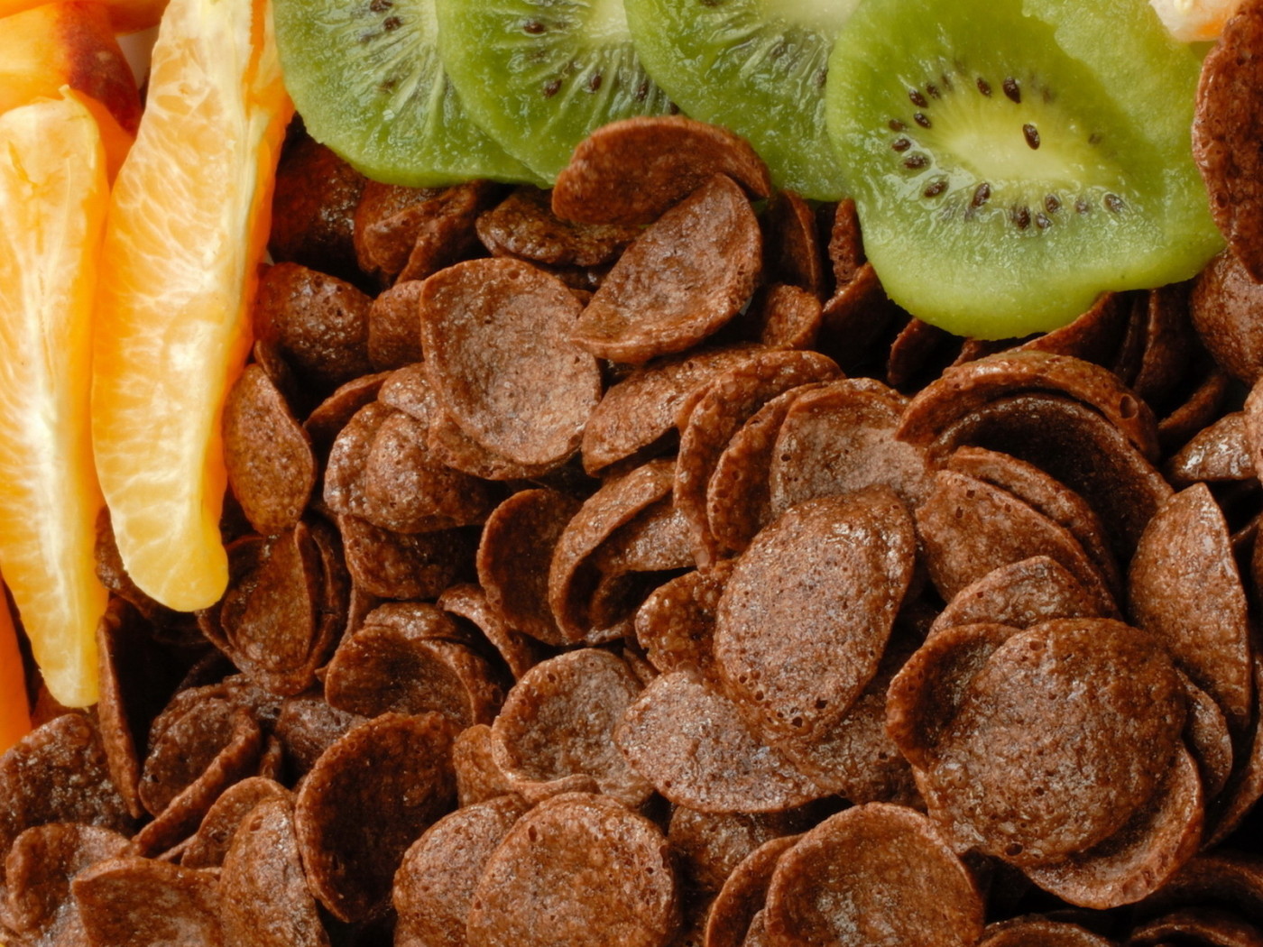 Шоколадные хлопья и фрукты