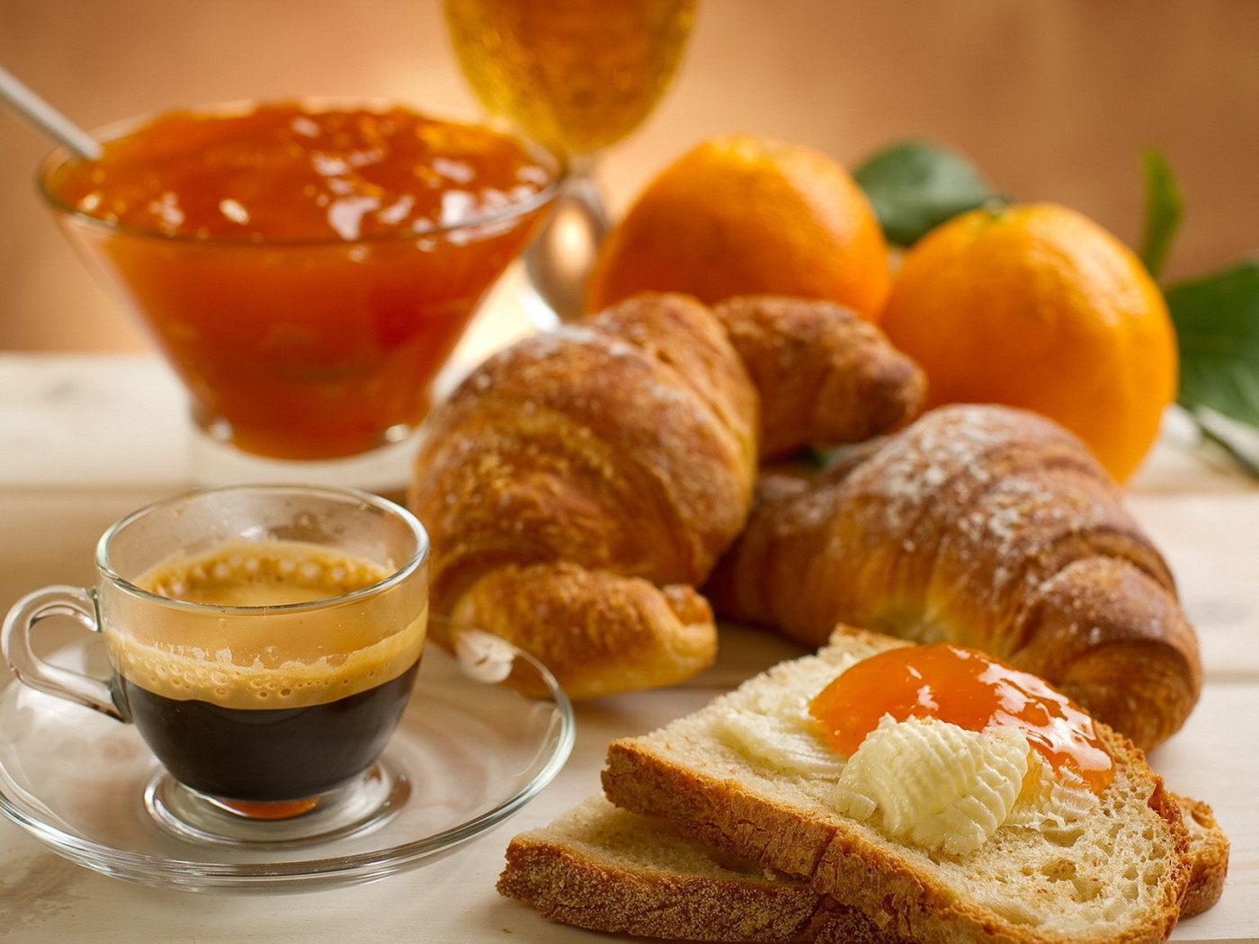 Кофе, джем и круассаны
