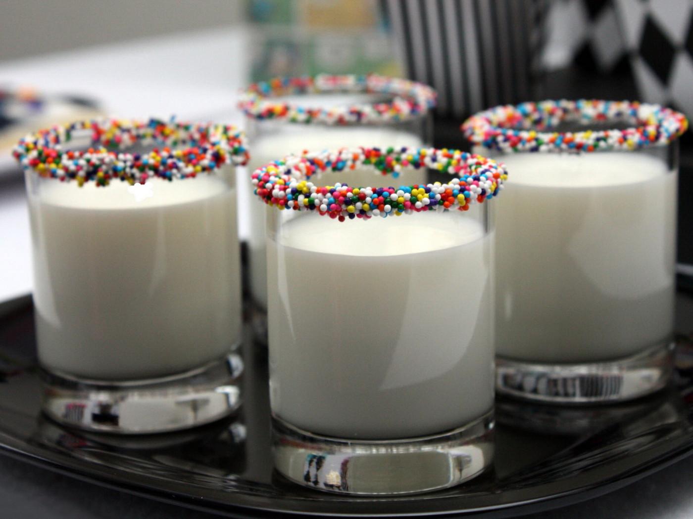 Молоко в стаканах