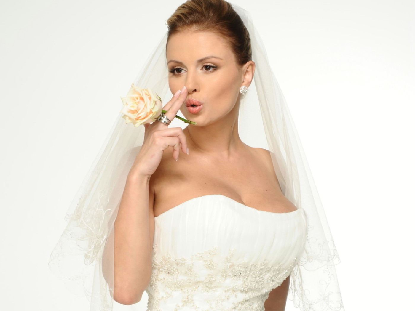 Анна Семенович в свадебном платье