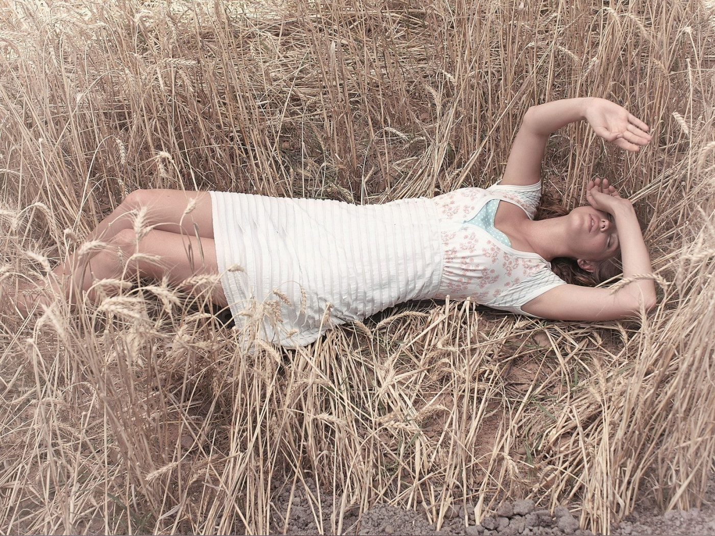 Девушка в поле