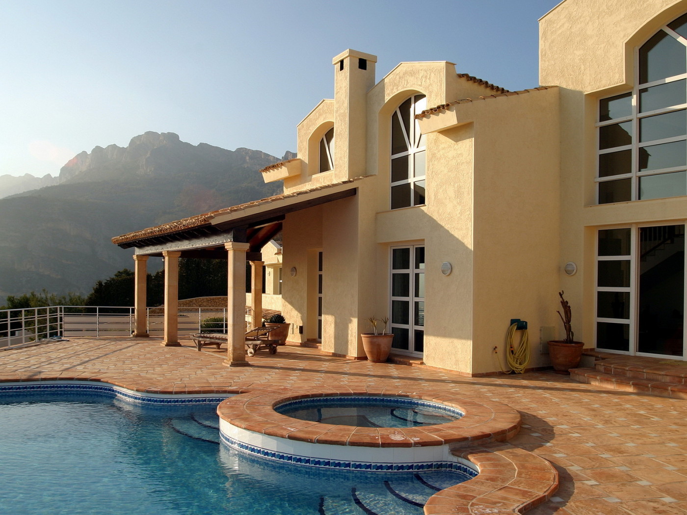 Бассейн около дома