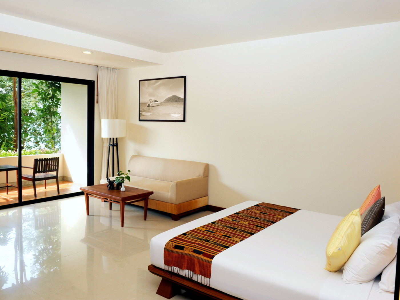 Светлая спальная комната