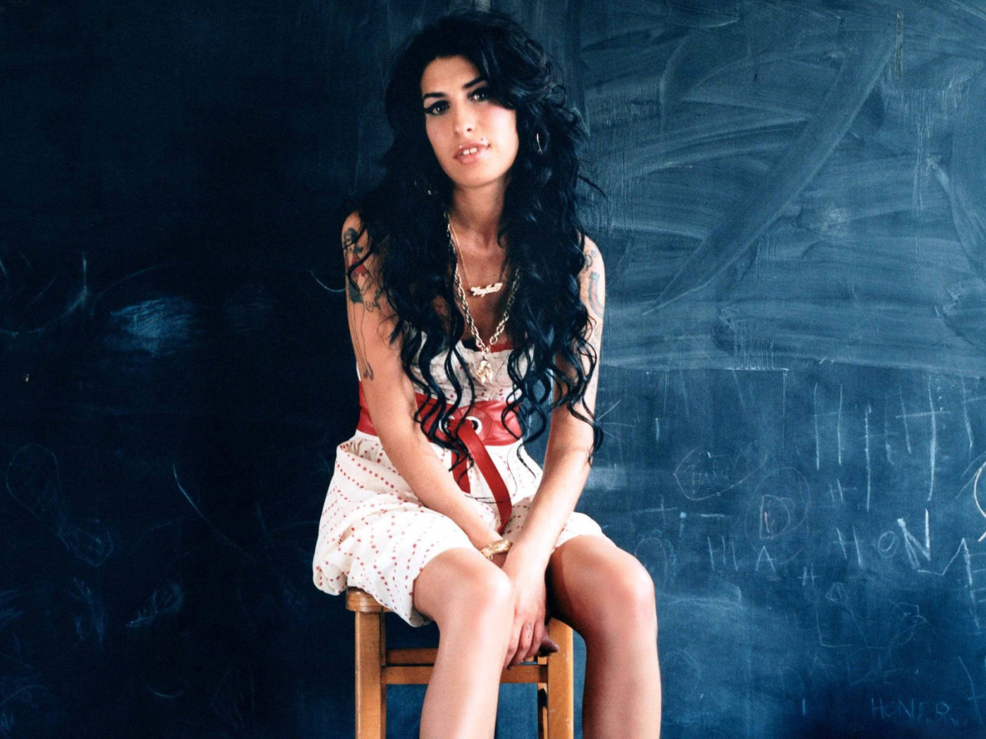 Эми Уайнхаус у доски