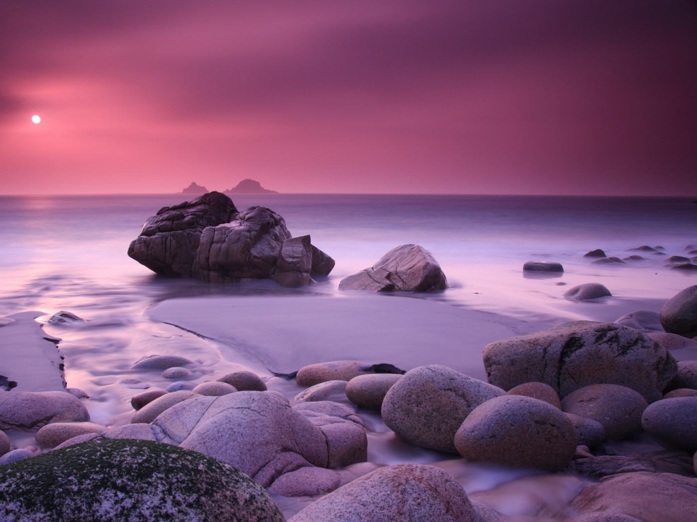 Камни на берегу