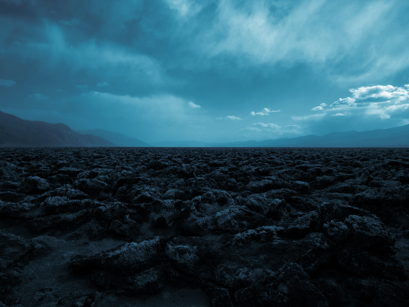 Синее небо над камнями