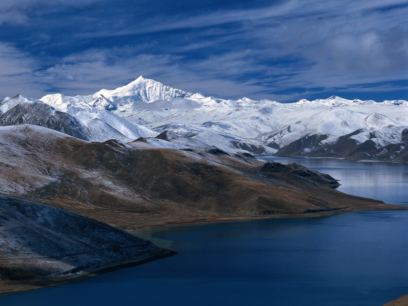 Озеро среди гор