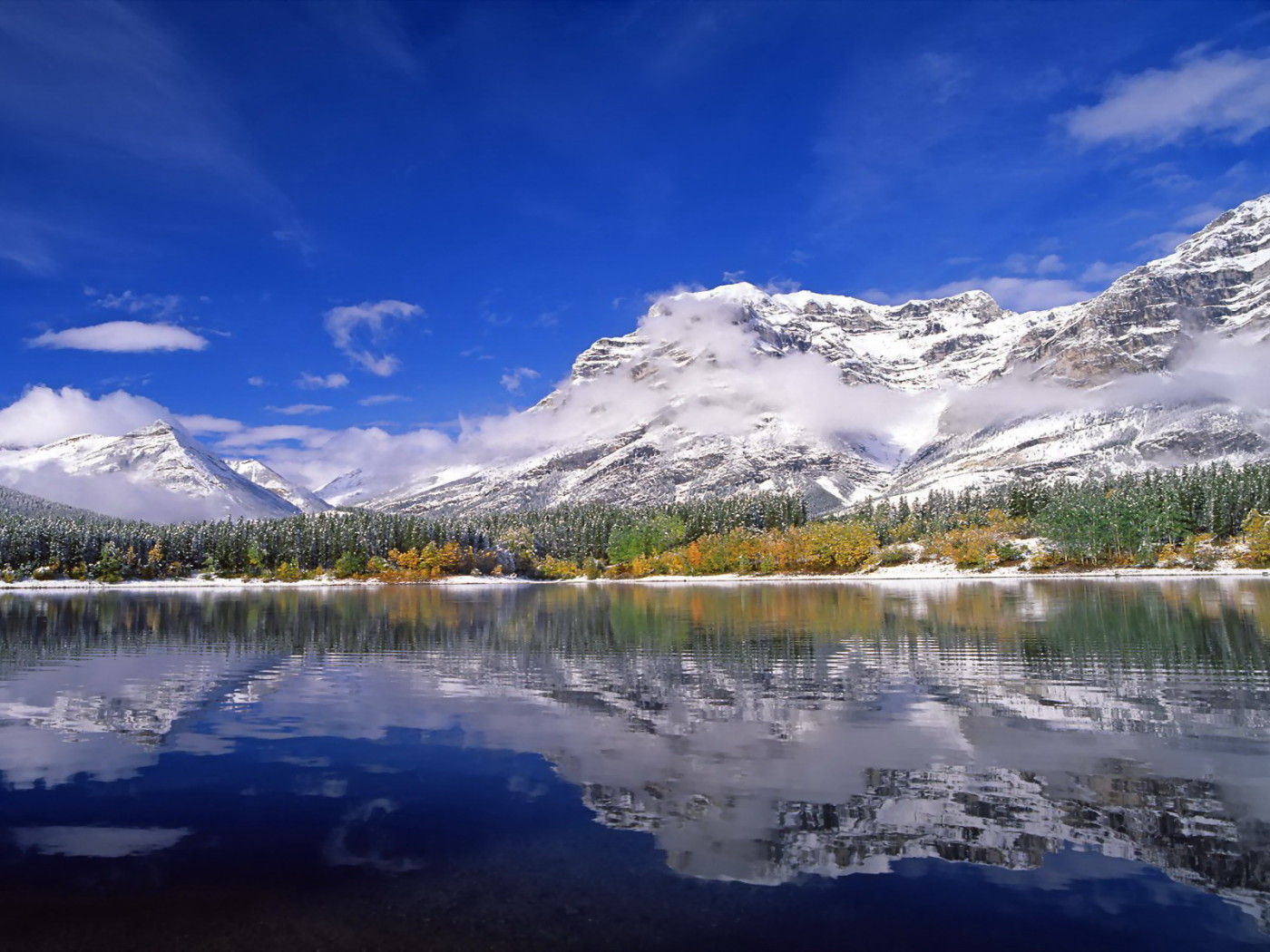 Горы и озеро