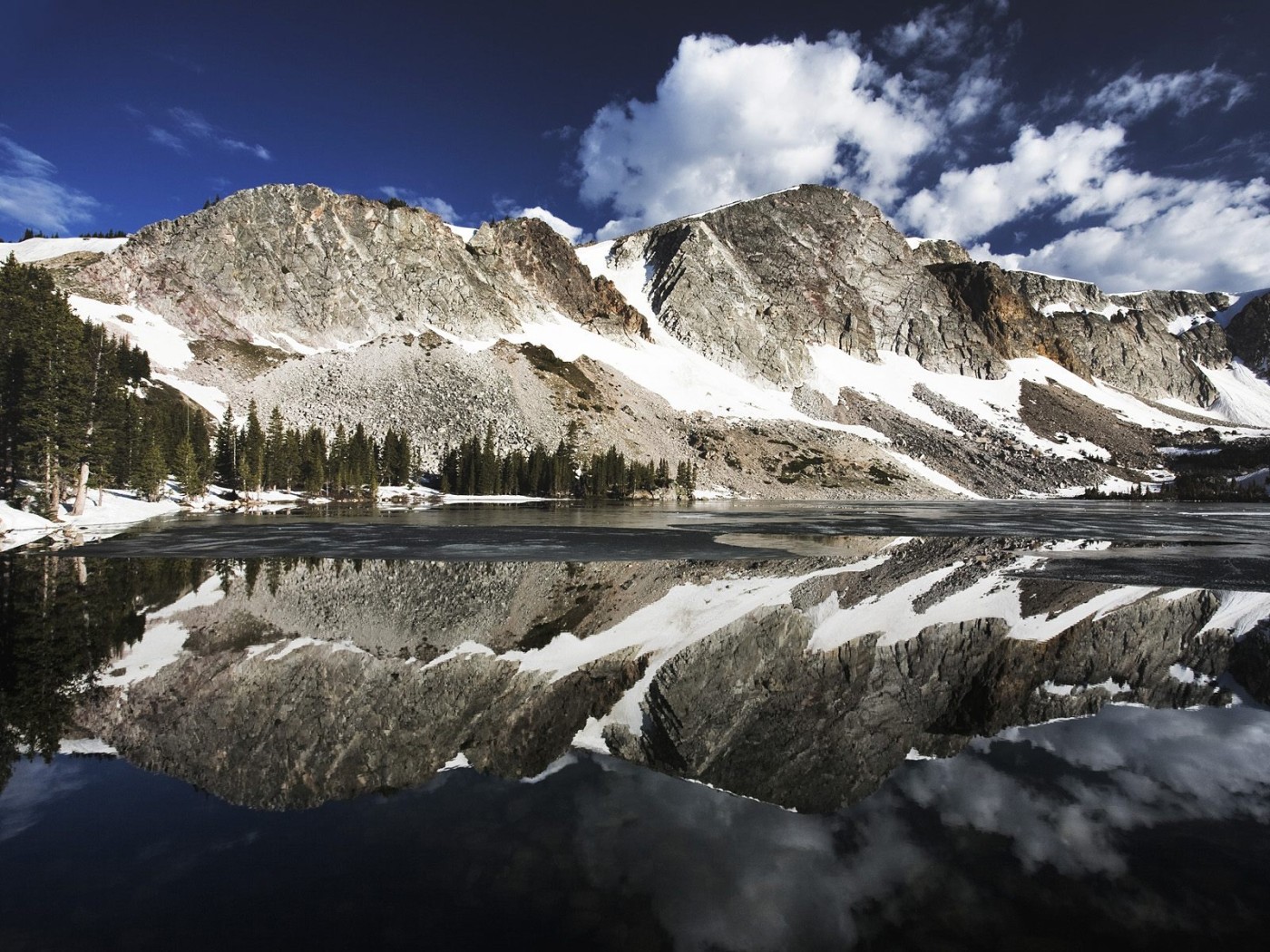 Горы и озеро