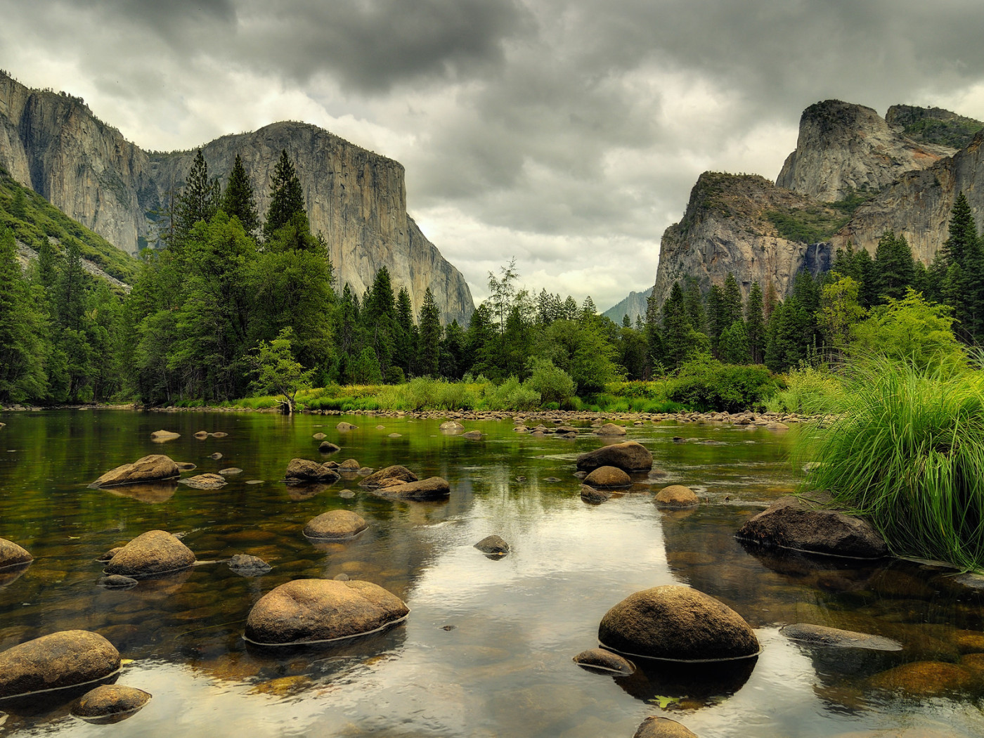 Речка среди гор