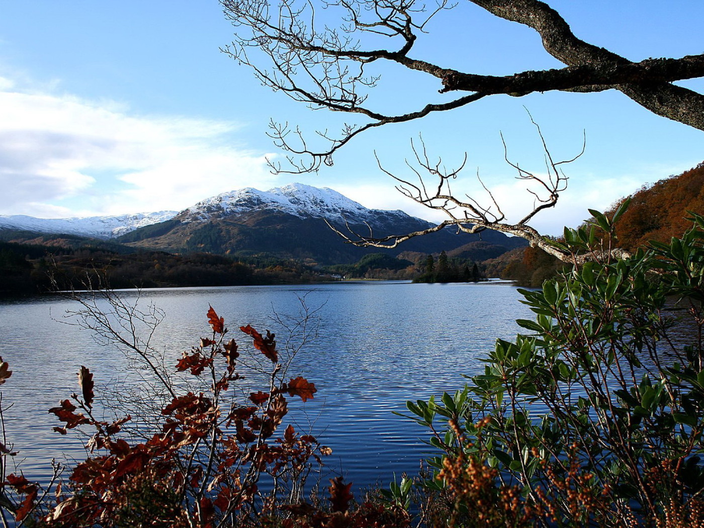 Озеро у подножия горы