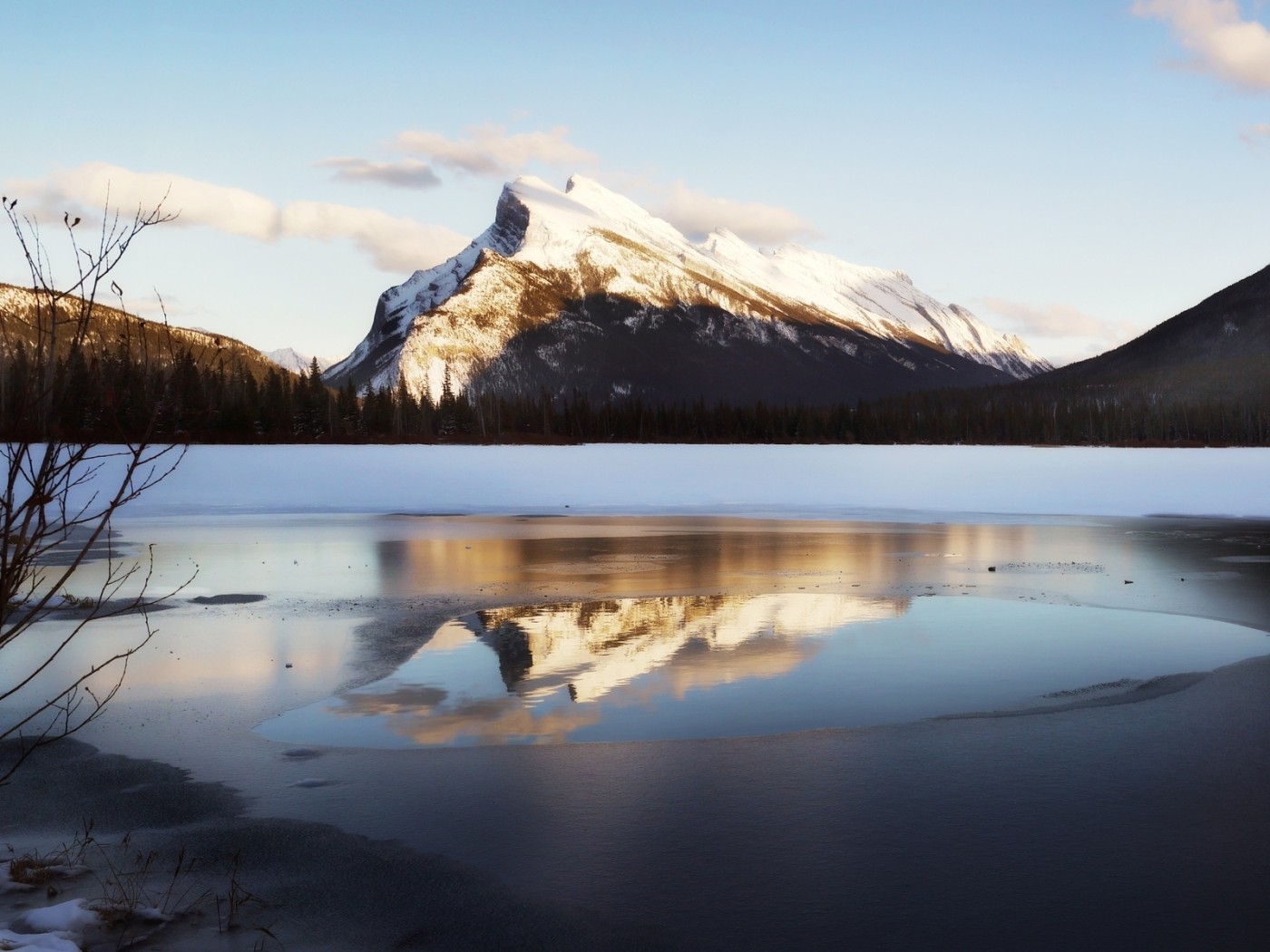 Горы и озеро