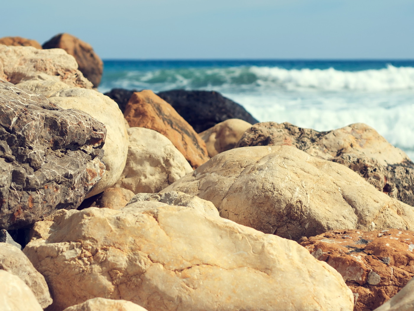 Прибрежные камни