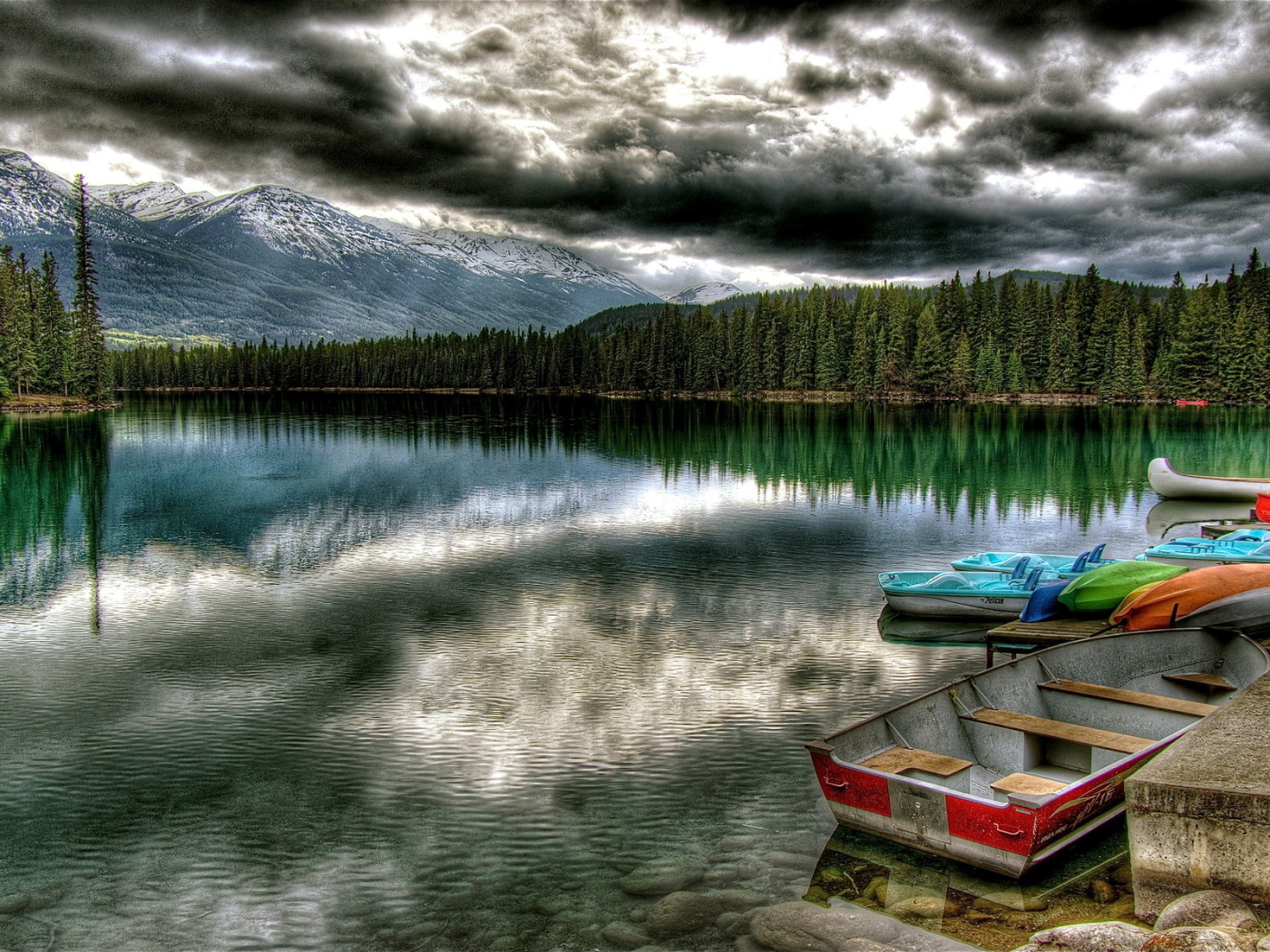 Лесное озеро и горы