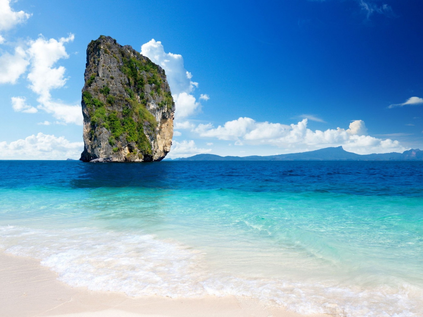 Огромный камень в море