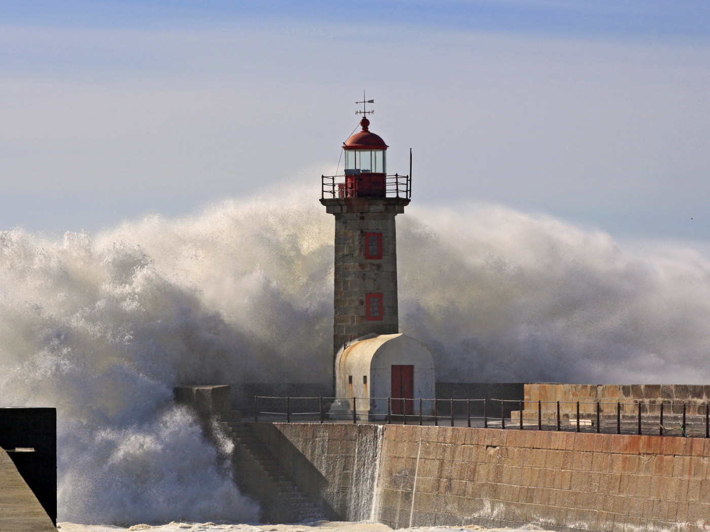 Маяк и волны