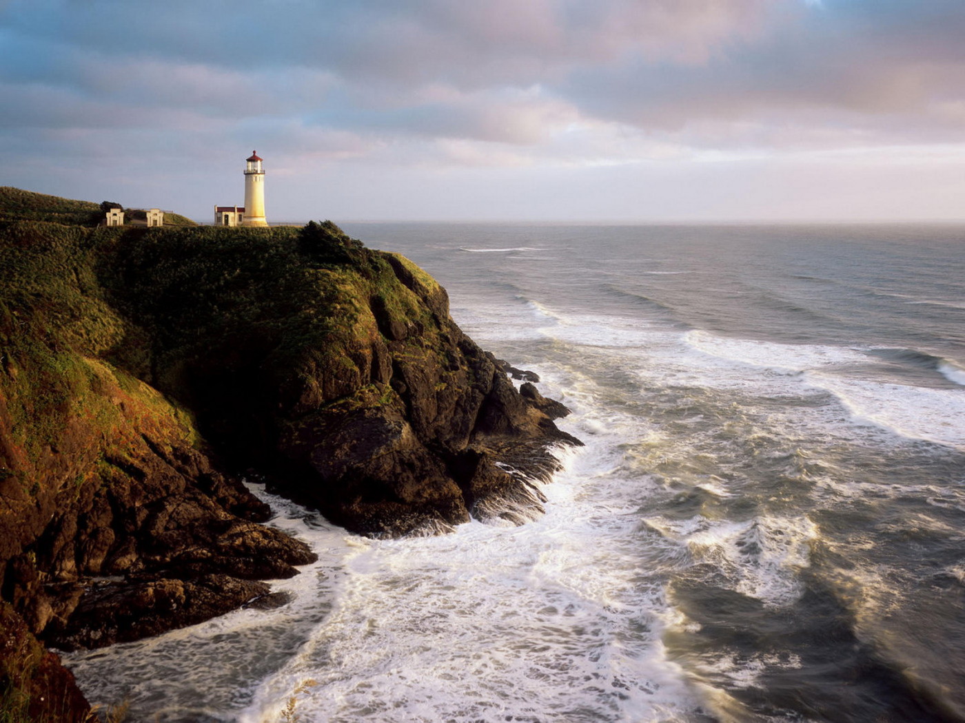 Маяк на берегу