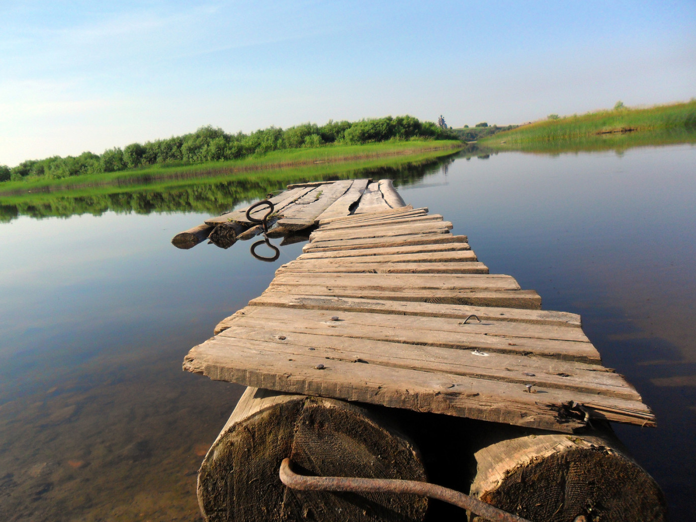 Плот на озере