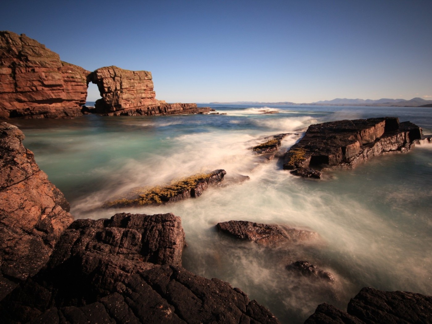 Скалы около берега