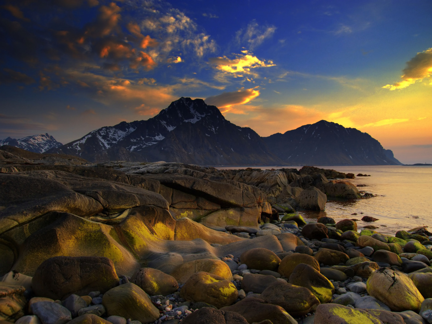 Скалы на берегу