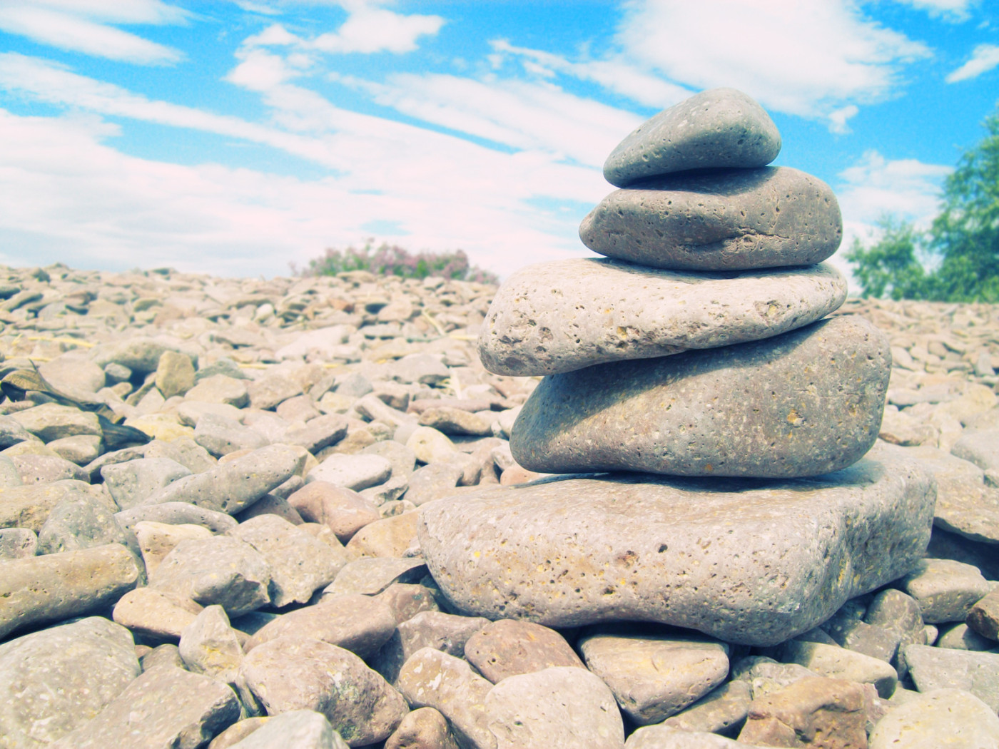 Камни на берегу