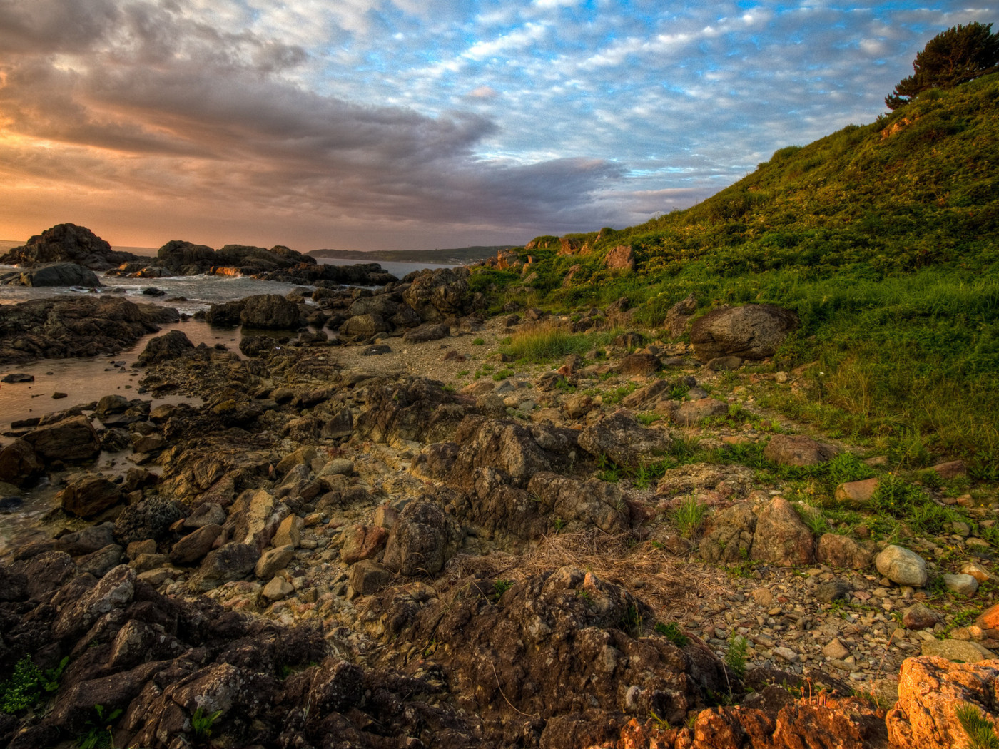 Каменистый берег