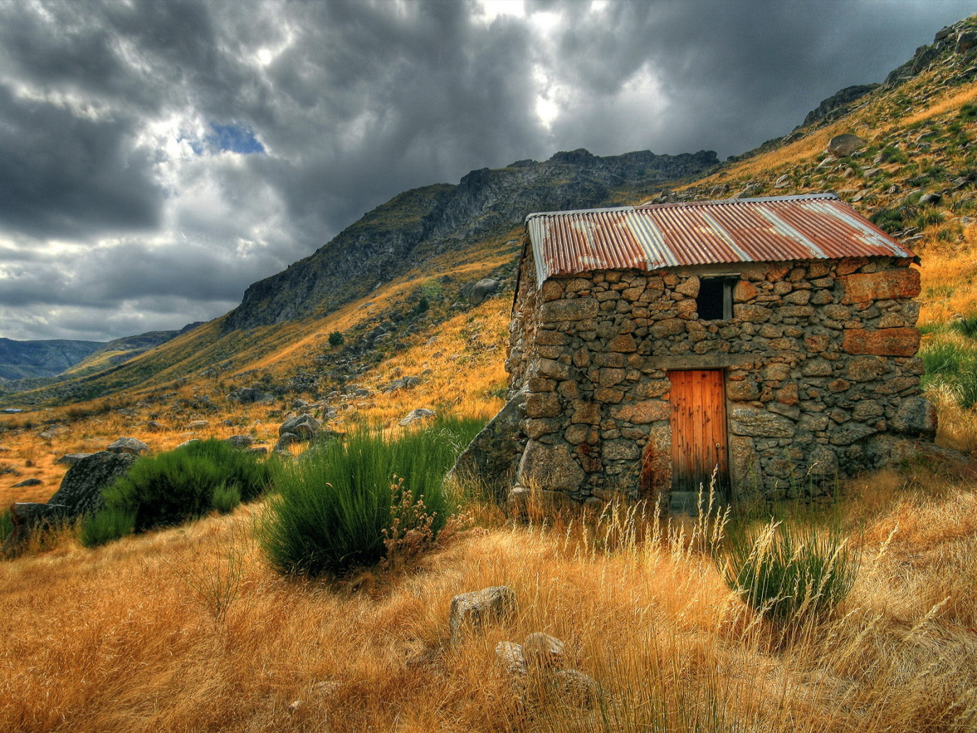 Каменный сарай на склоне