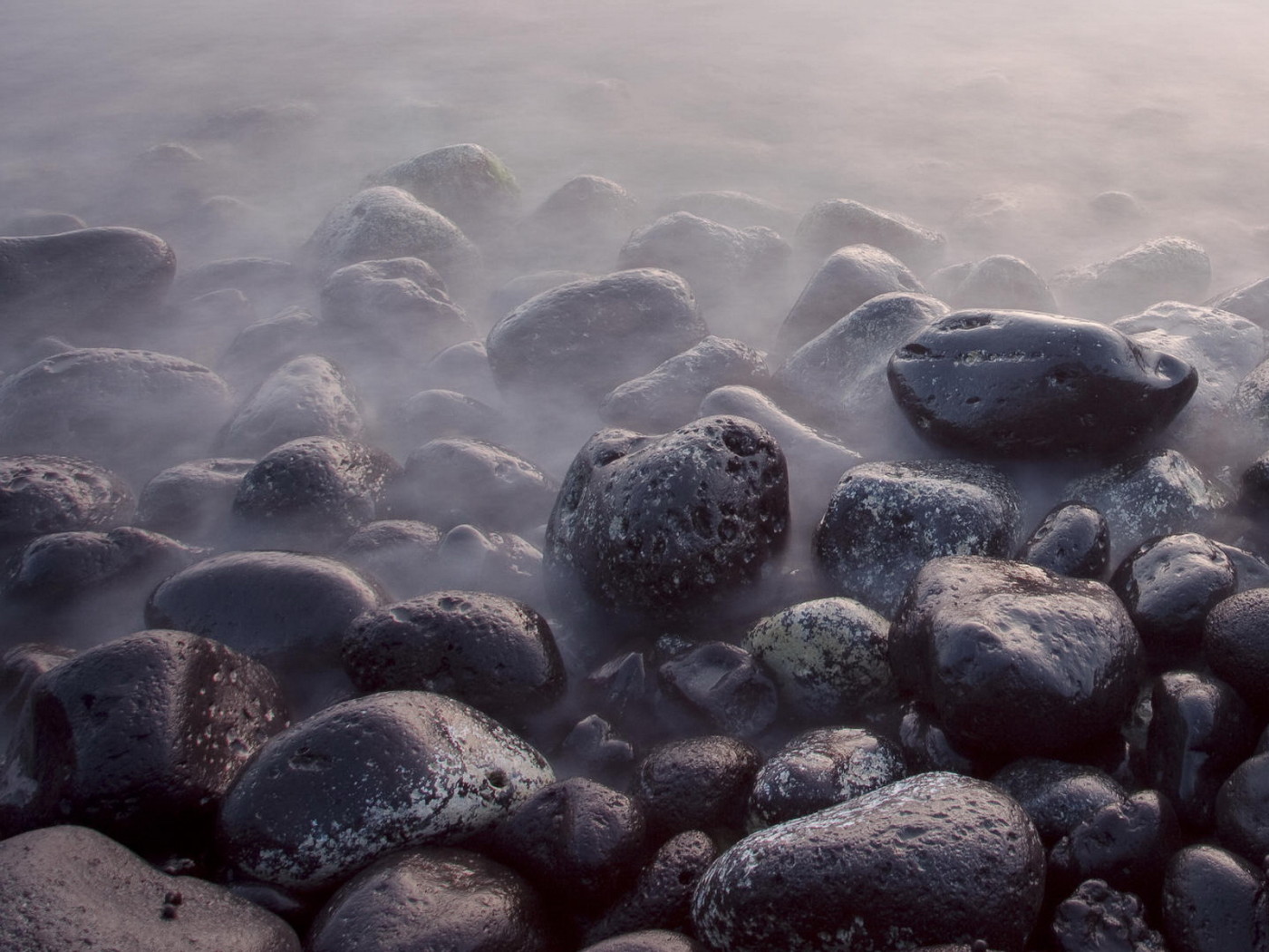 Камни в дымке