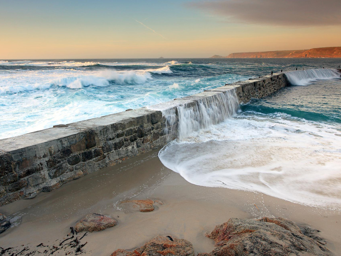 Ограждение на берегу