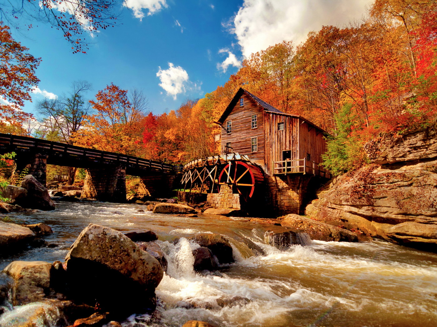 Водяная мельница на речке