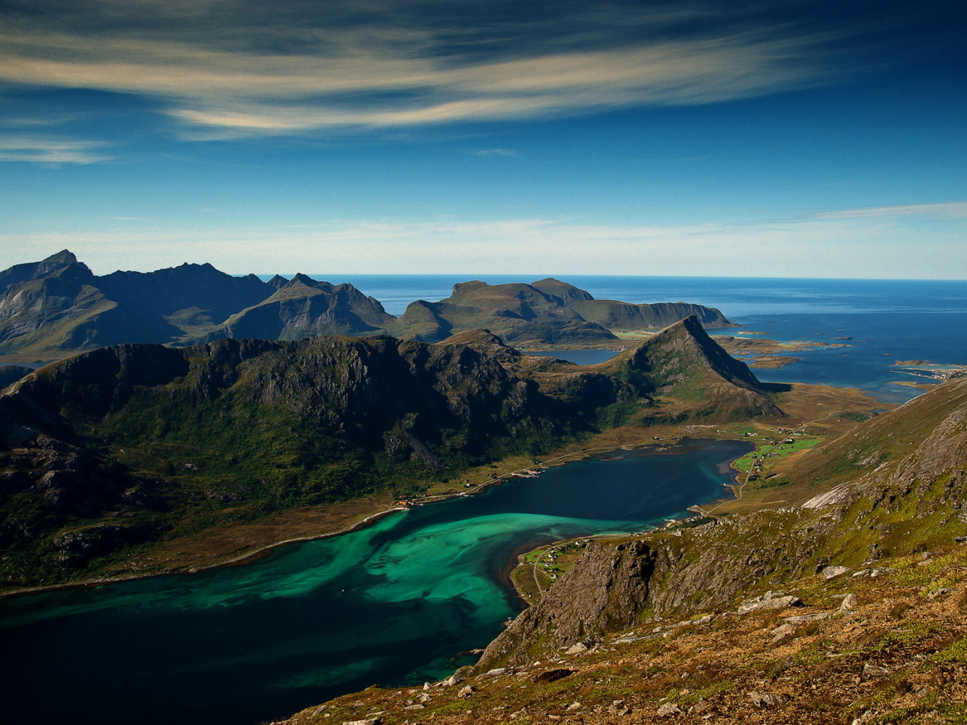 Горы на берегу