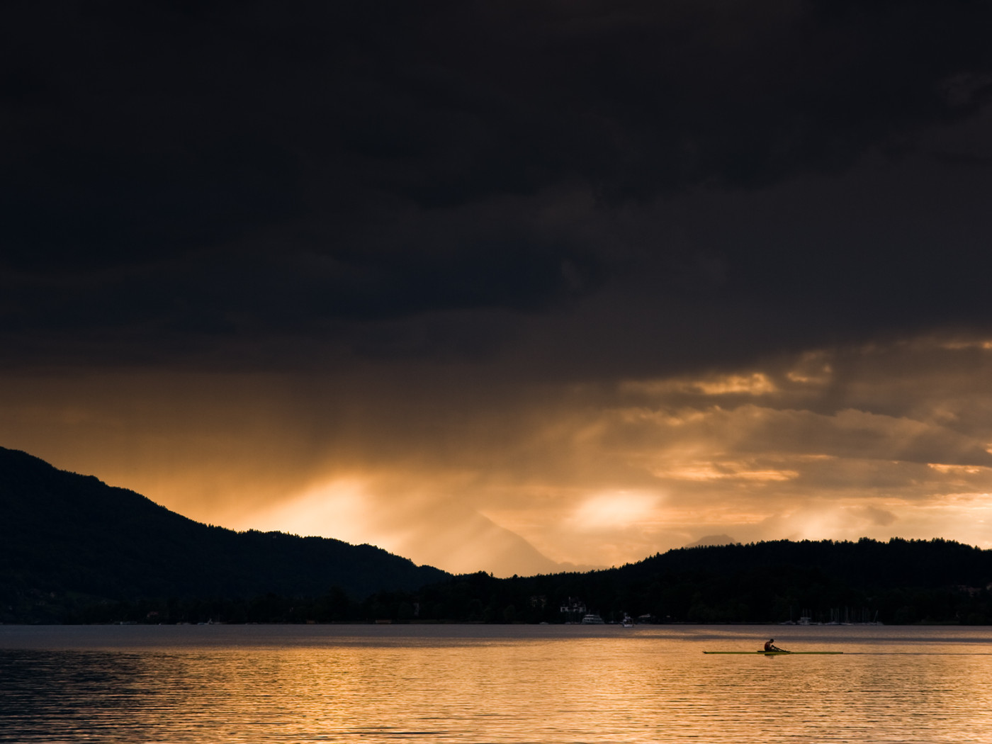 Закат на озере