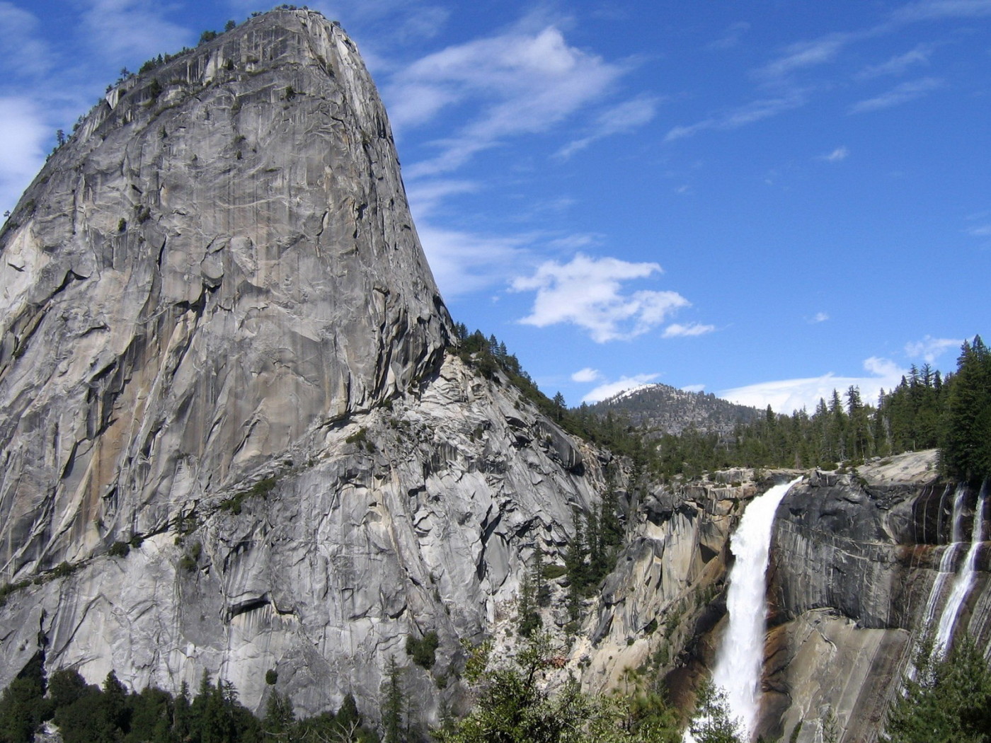 Скала и водопад