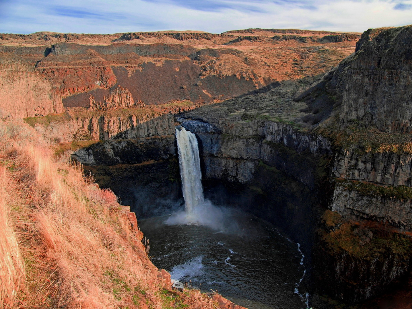 Водопад в каньоне