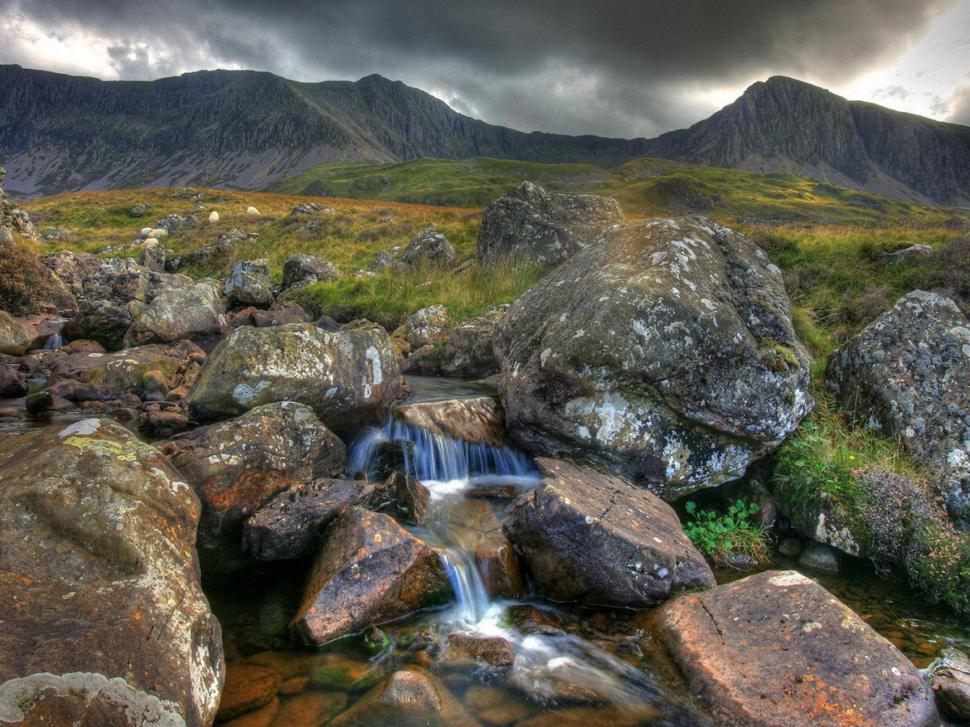 Ручей среди камней