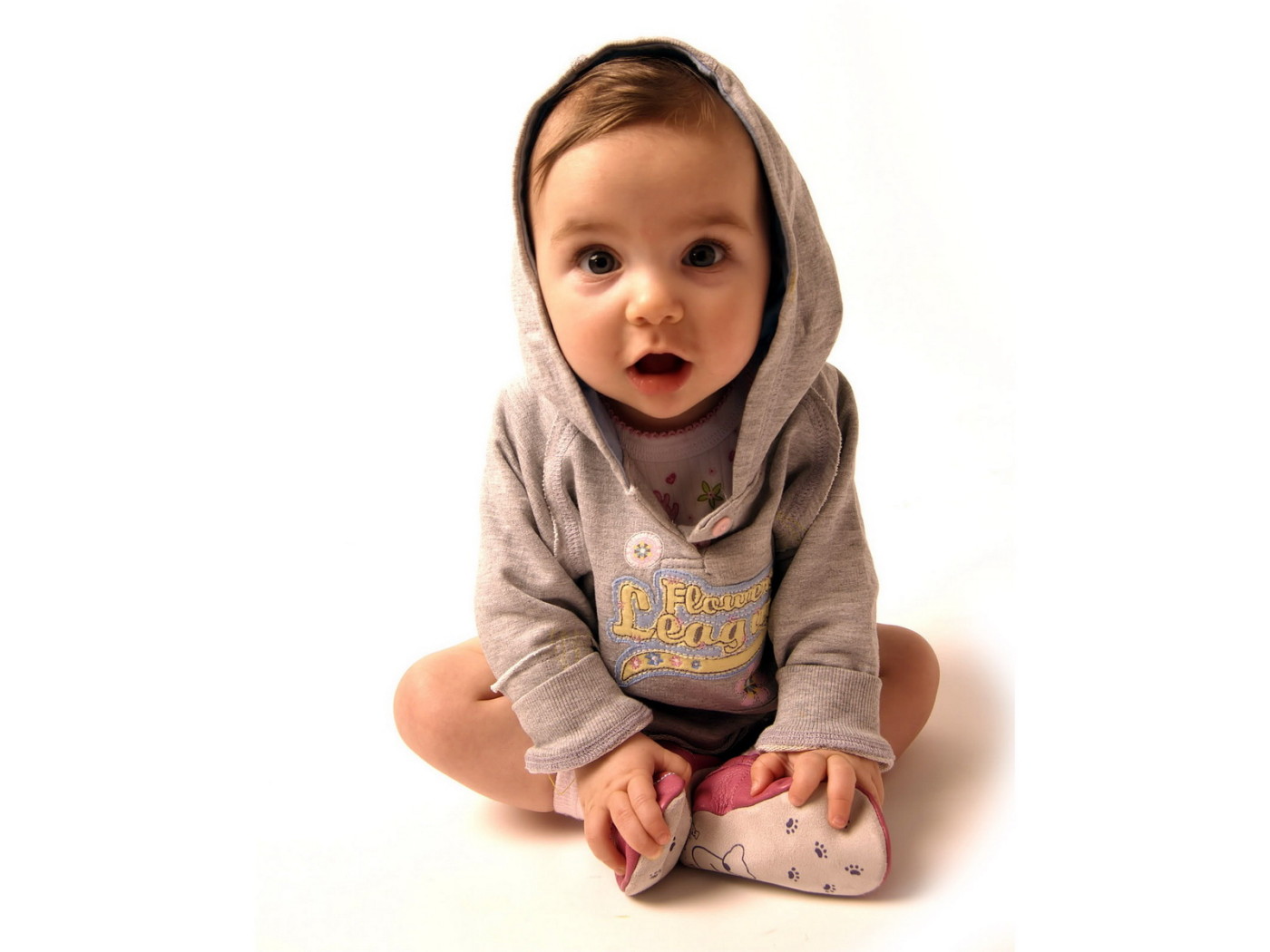 Малыш в толстовке