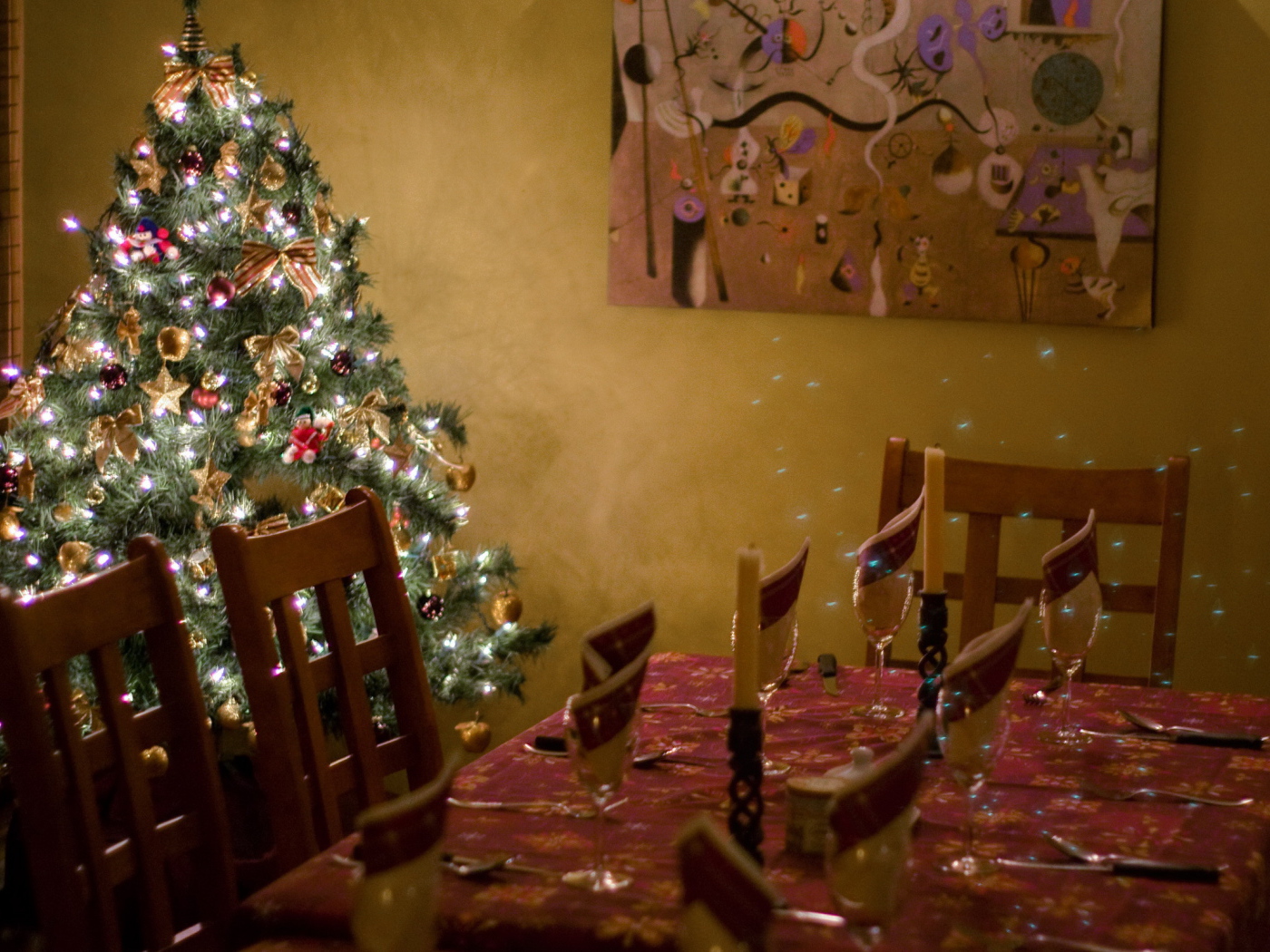 Елка у новогоднего стола