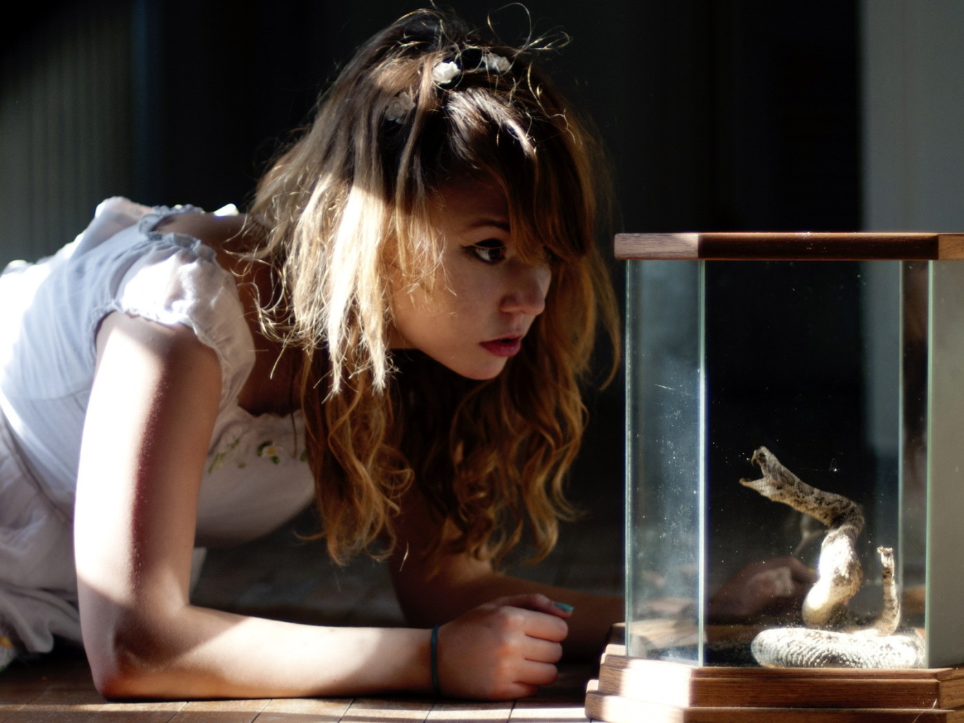 Красивая девушка и змея