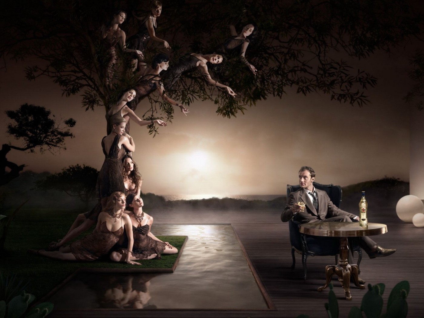 Дерево с девушками