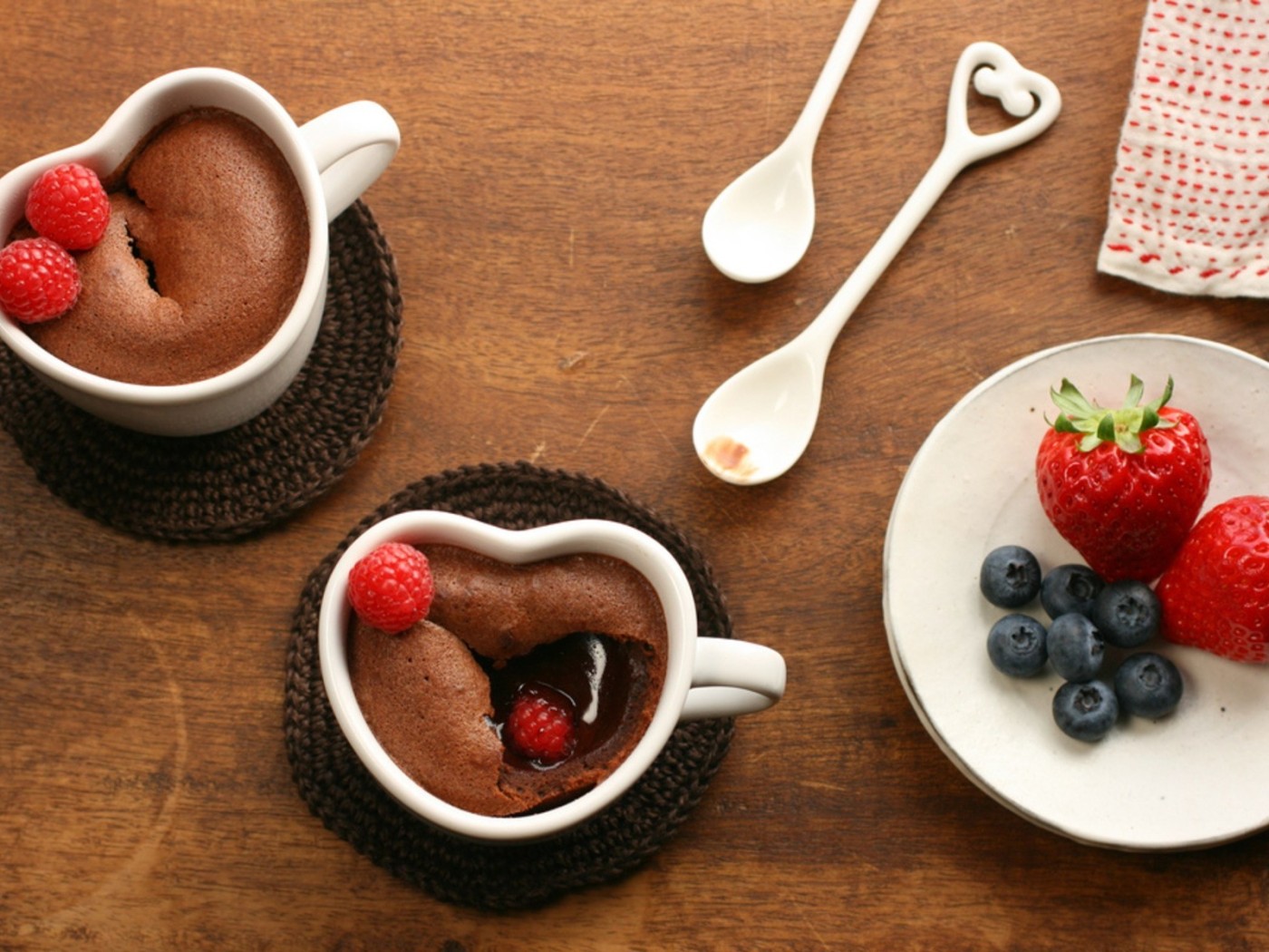 Шоколадный десерт с ягодами