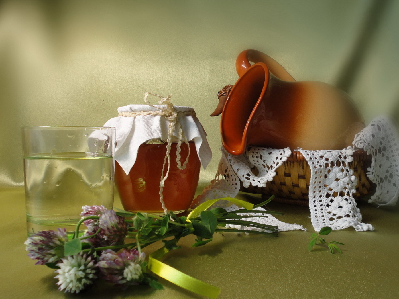 Медовый натюрморт