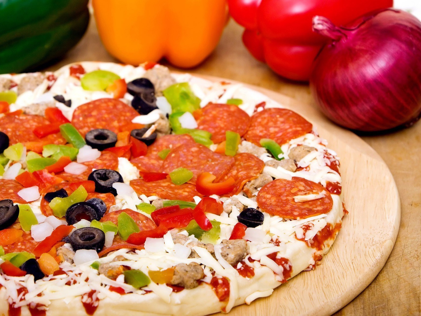 Пицца с салями