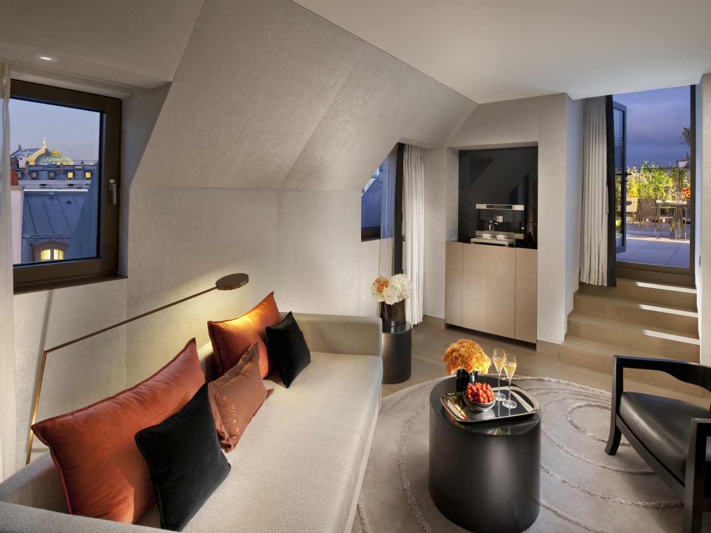 Комната с балконом