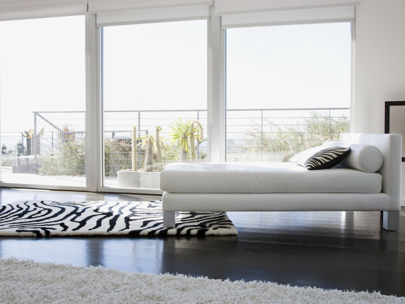 Белая спальная комната