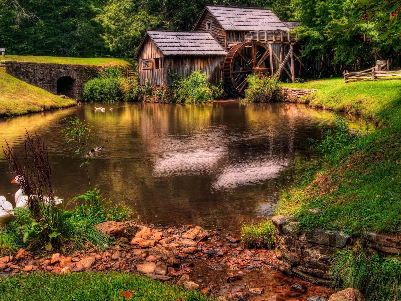 Мельница у реки