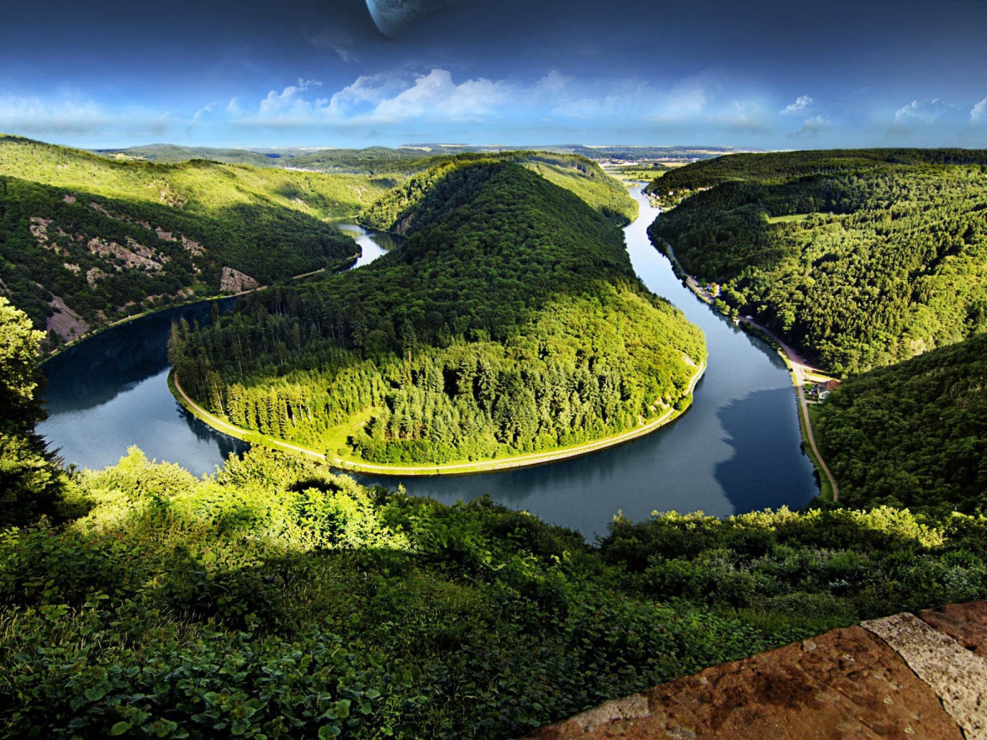 Река вокруг горы