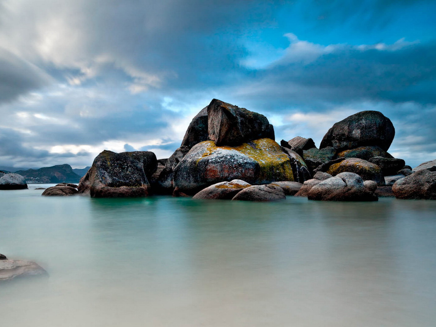 Камни на берегу