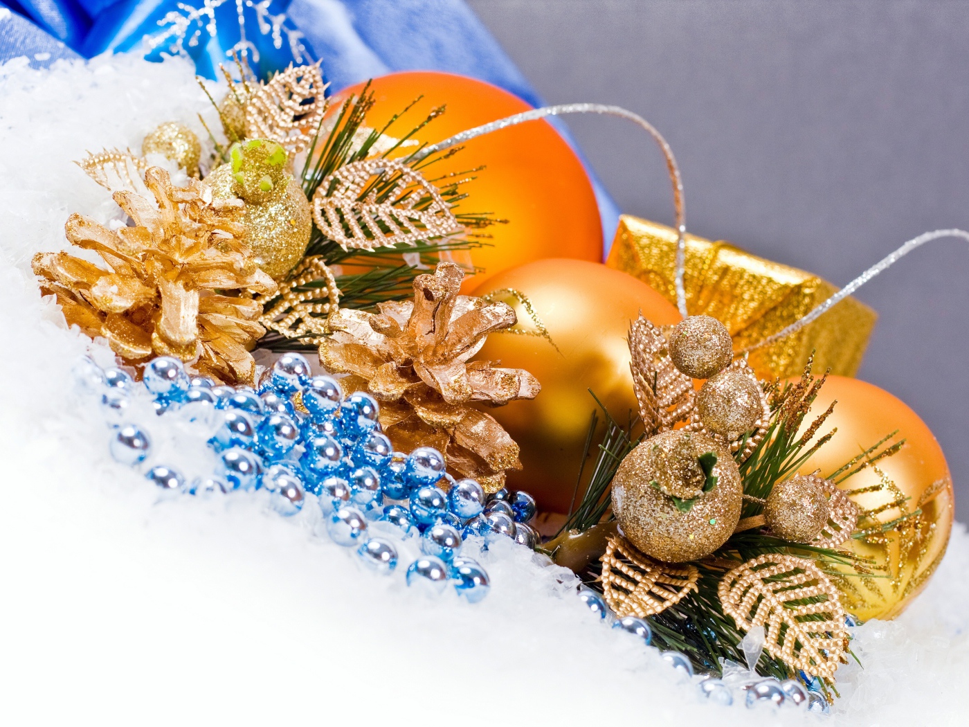 Золотые шары и шишки