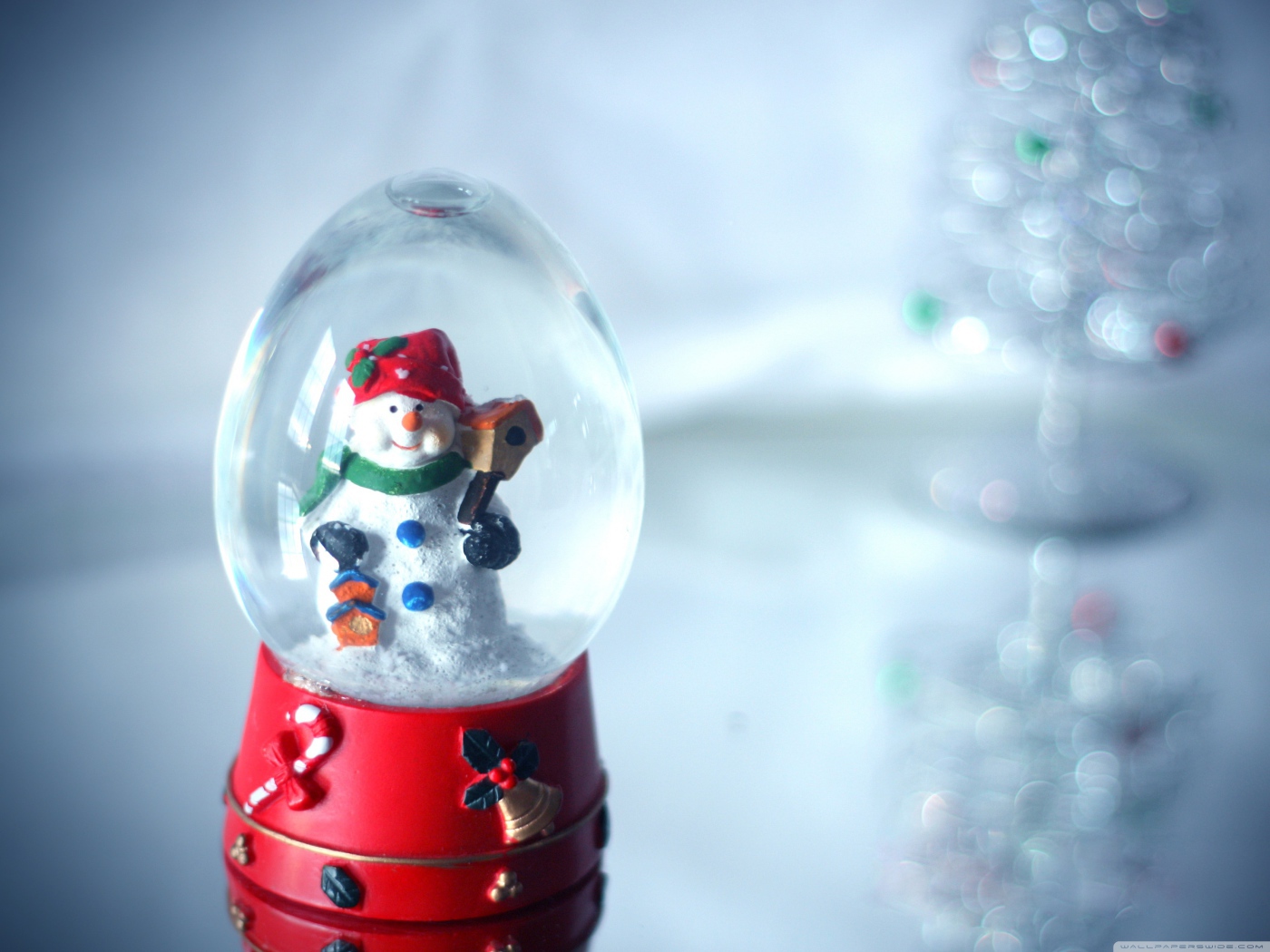 Снеговик в стеклянном шаре