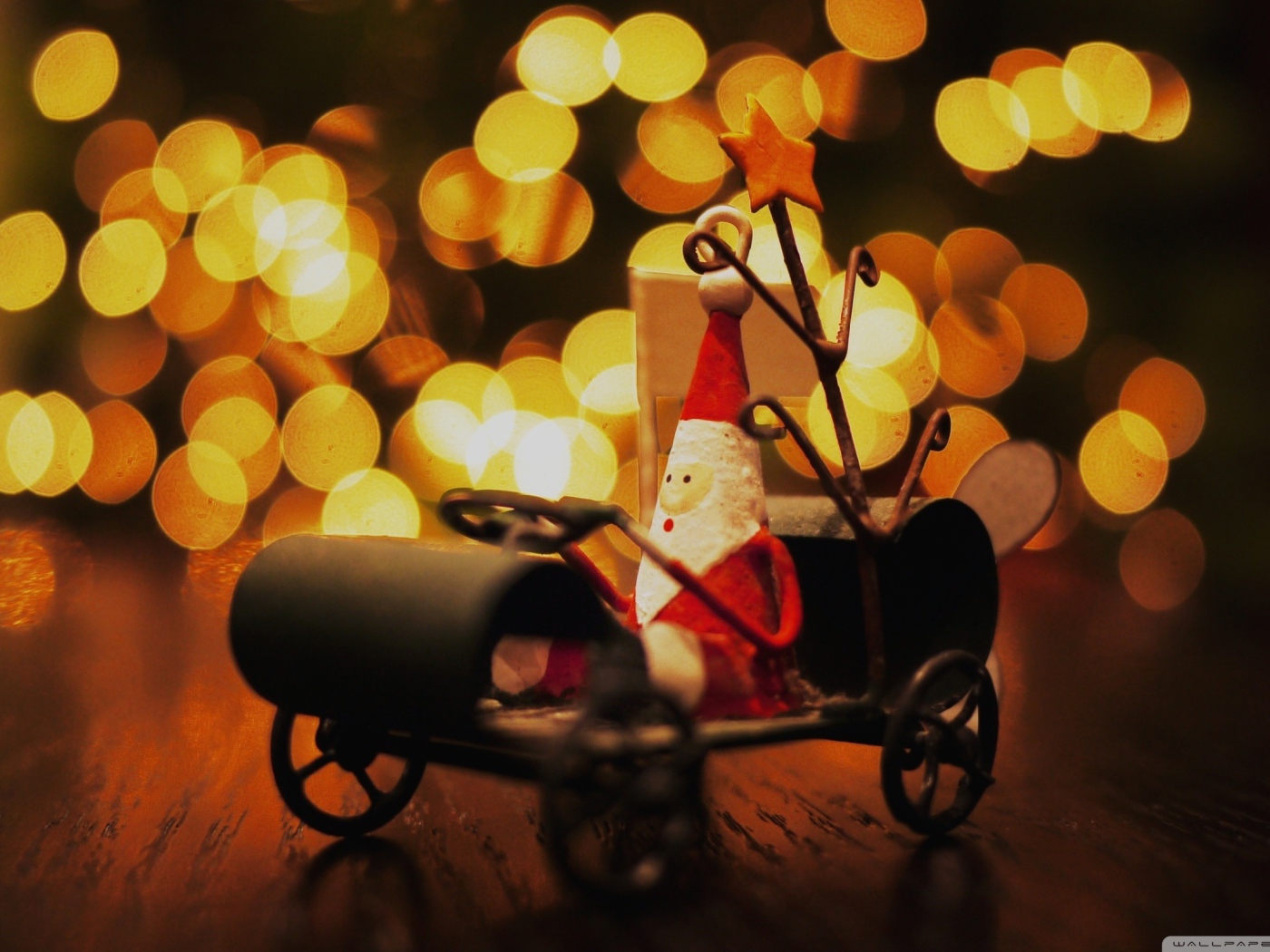 Игрушечный Дед Мороз